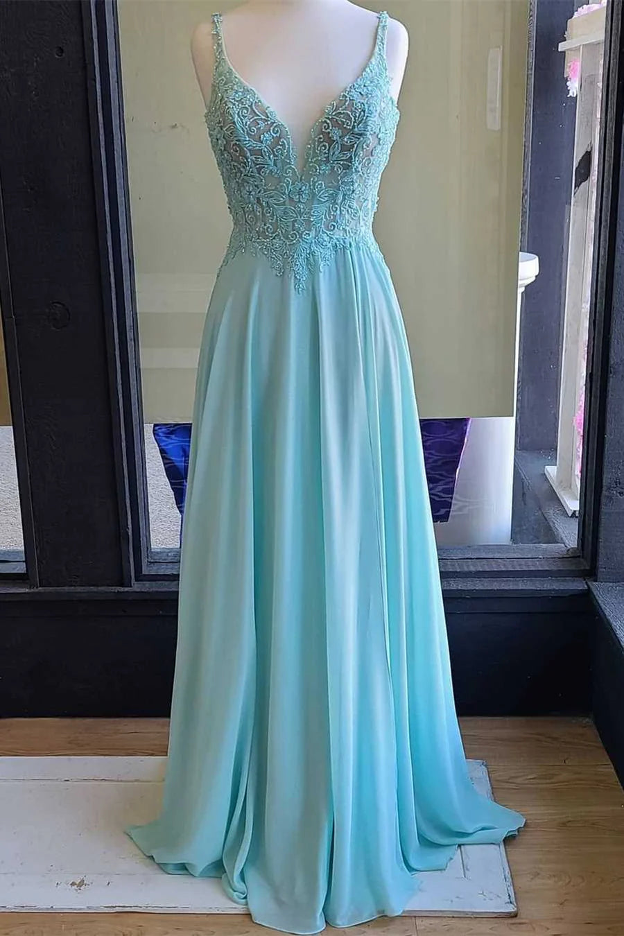 Vestido de fiesta largo de gasa bordada con cuello en V